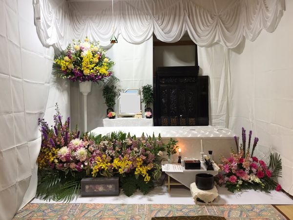 お花や祭壇の設置例のご紹介